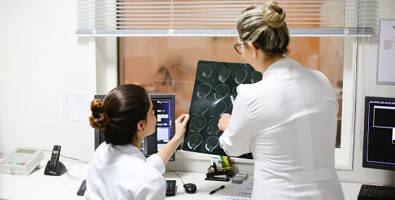 Equipe Med-rad analisando exames